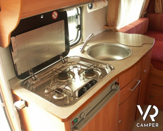 Hymer Eriba Troll 550: caravan con tetto a soffietto con quattro posti letto