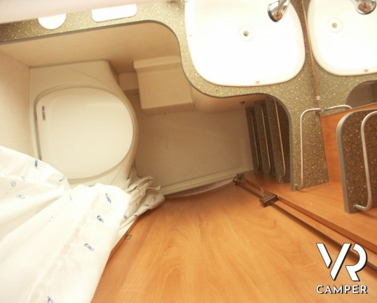 Hymer Eriba Troll 550: caravan con tetto a soffietto con quattro posti letto