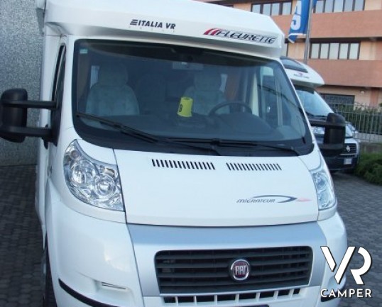 Fleurette Migrateur 67LG: camper semintegrale usato recente, con 4 posti letto, dinette avanzata ccon divano laterale e letto alla francese posteriore