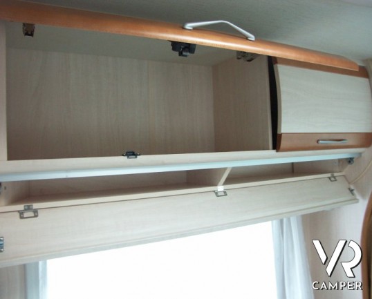 Fleurette Migrateur 67LG: camper semintegrale usato recente, con 4 posti letto, dinette avanzata ccon divano laterale e letto alla francese posteriore