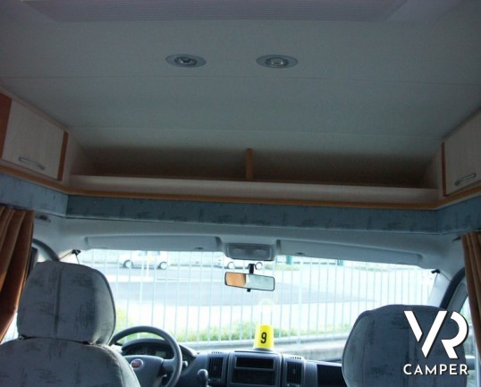 Fleurette Migrateur 67LG: camper semintegrale usato recente, con 4 posti letto, dinette avanzata ccon divano laterale e letto alla francese posteriore