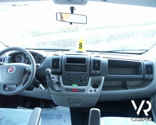 Fleurette Migrateur 67LG: camper semintegrale usato recente, con 4 posti letto, dinette avanzata ccon divano laterale e letto alla francese posteriore