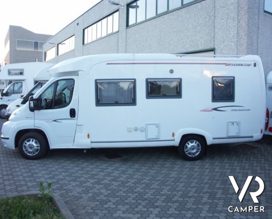 Fleurette Migrateur 67LG: camper semintegrale usato recente, con 4 posti letto, dinette avanzata ccon divano laterale e letto alla francese posteriore