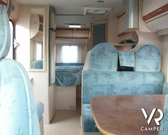 Fleurette Migrateur 67LG: camper semintegrale usato recente, con 4 posti letto, dinette avanzata ccon divano laterale e letto alla francese posteriore