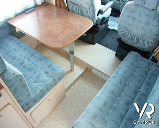 Fleurette Migrateur 67LG: camper semintegrale usato recente, con 4 posti letto, dinette avanzata ccon divano laterale e letto alla francese posteriore