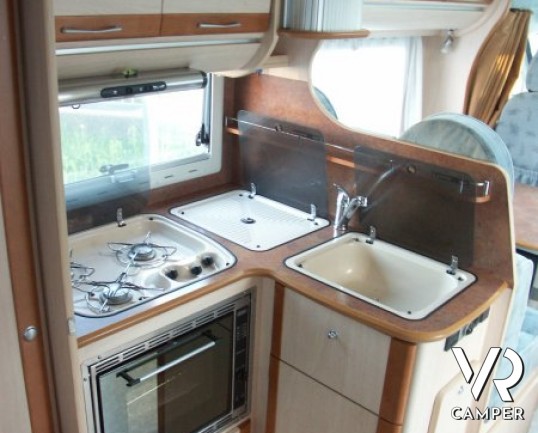 Fleurette Migrateur 67LG: camper semintegrale usato recente, con 4 posti letto, dinette avanzata ccon divano laterale e letto alla francese posteriore