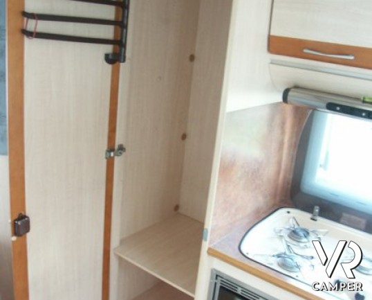 Fleurette Migrateur 67LG: camper semintegrale usato recente, con 4 posti letto, dinette avanzata ccon divano laterale e letto alla francese posteriore