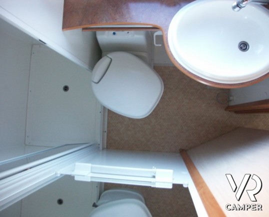 Fleurette Migrateur 67LG: camper semintegrale usato recente, con 4 posti letto, dinette avanzata ccon divano laterale e letto alla francese posteriore