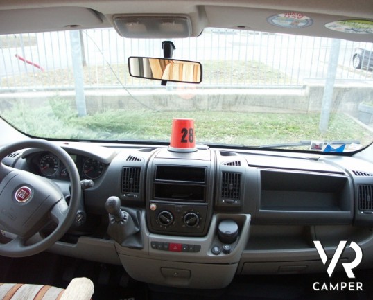 Fleurette Migrour 67LG: camper usato di fascia alta, con letto alla francese posteriore e ampia dinette anteriore.