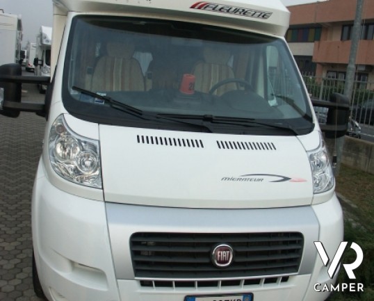 Fleurette Migrour 67LG: camper usato di fascia alta, con letto alla francese posteriore e ampia dinette anteriore.