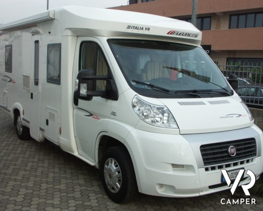 Fleurette Migrour 67LG: camper usato di fascia alta, con letto alla francese posteriore e ampia dinette anteriore.