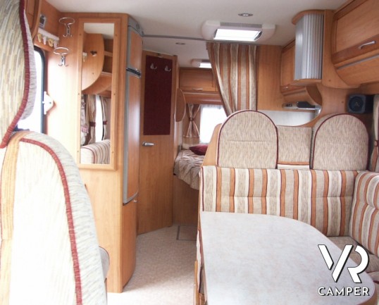 Fleurette Migrour 67LG: camper usato di fascia alta, con letto alla francese posteriore e ampia dinette anteriore.