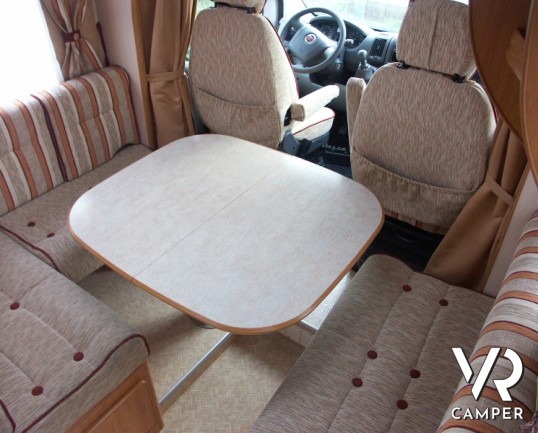 Fleurette Migrour 67LG: camper usato di fascia alta, con letto alla francese posteriore e ampia dinette anteriore.