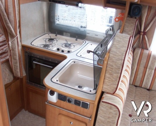 Fleurette Migrour 67LG: camper usato di fascia alta, con letto alla francese posteriore e ampia dinette anteriore.