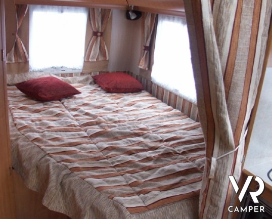 Fleurette Migrour 67LG: camper usato di fascia alta, con letto alla francese posteriore e ampia dinette anteriore.