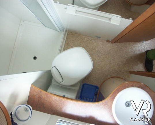 Fleurette Migrour 67LG: camper usato di fascia alta, con letto alla francese posteriore e ampia dinette anteriore.