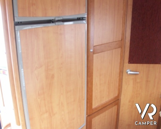 Fleurette Migrour 67LG: camper usato di fascia alta, con letto alla francese posteriore e ampia dinette anteriore.