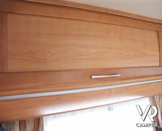 Fleurette Migrour 67LG: camper usato di fascia alta, con letto alla francese posteriore e ampia dinette anteriore.