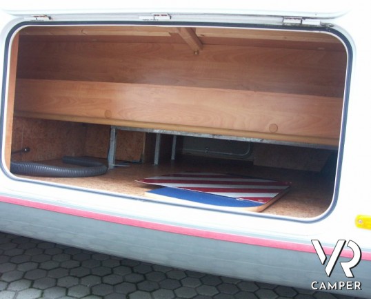 Frankia A630: camper mansardato usato con divano fronte dinette, doppio pavimento tecnico e telaio Al-Ko.