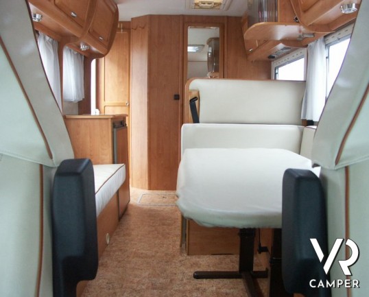 Frankia A630: camper mansardato usato con divano fronte dinette, doppio pavimento tecnico e telaio Al-Ko.