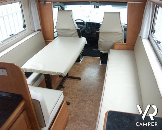 Frankia A630: camper mansardato usato con divano fronte dinette, doppio pavimento tecnico e telaio Al-Ko.