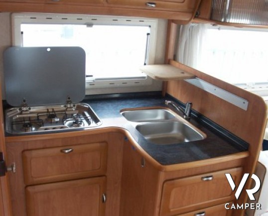 Frankia A630: camper mansardato usato con divano fronte dinette, doppio pavimento tecnico e telaio Al-Ko.