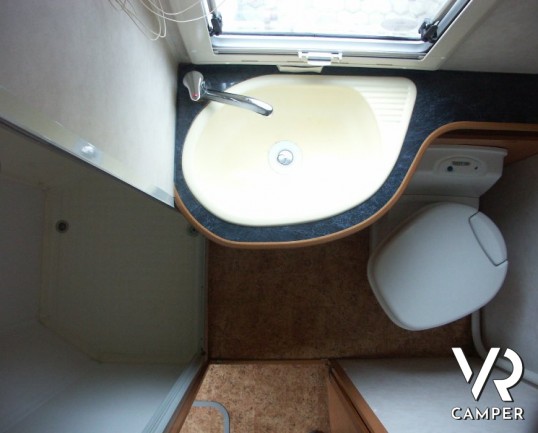 Frankia A630: camper mansardato usato con divano fronte dinette, doppio pavimento tecnico e telaio Al-Ko.