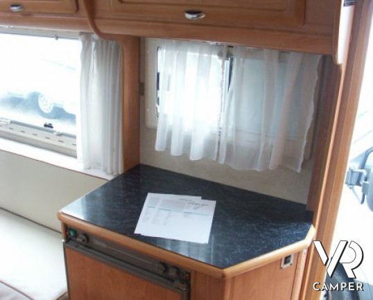 Frankia A630: camper mansardato usato con divano fronte dinette, doppio pavimento tecnico e telaio Al-Ko.