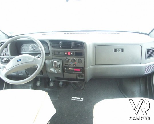 Frankia A630: camper mansardato usato con divano fronte dinette, doppio pavimento tecnico e telaio Al-Ko.