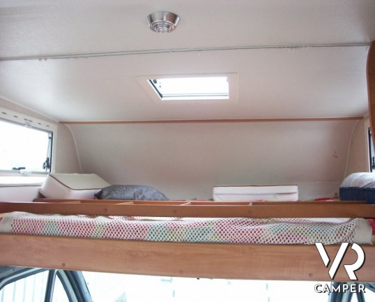 Frankia A630: camper mansardato usato con divano fronte dinette, doppio pavimento tecnico e telaio Al-Ko.