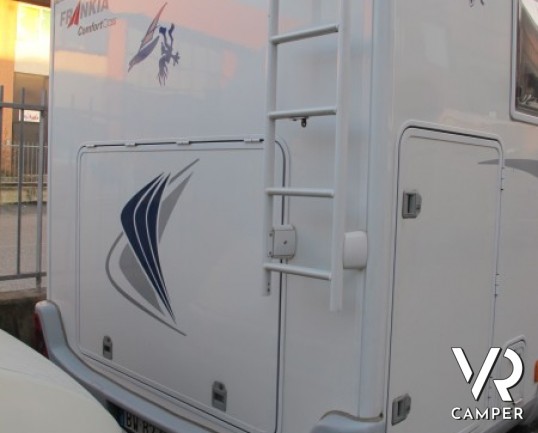 Frankia A 700 BD: camper mansardato con letti a castello posteriori e ampia dinette anteriore, ottimo come coibentazione in inverno e in estate.