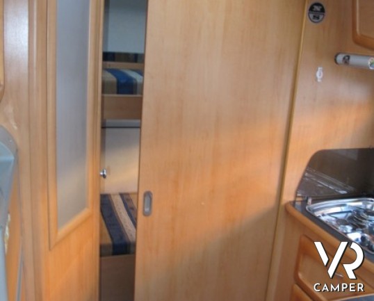 Frankia A 700 BD: camper mansardato con letti a castello posteriori e ampia dinette anteriore, ottimo come coibentazione in inverno e in estate.