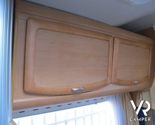 Frankia A 700 BD: camper mansardato con letti a castello posteriori e ampia dinette anteriore, ottimo come coibentazione in inverno e in estate.