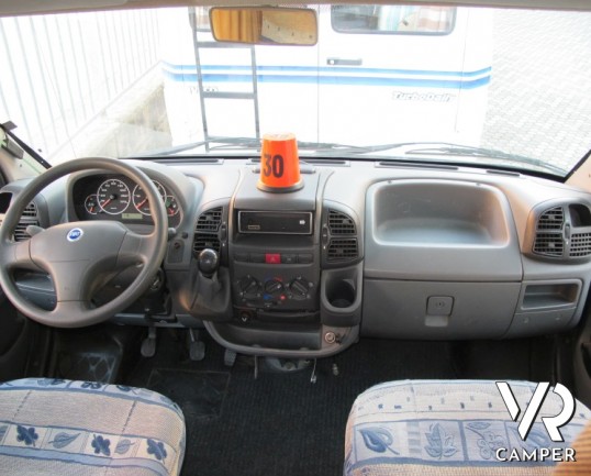 Frankia A 700 BD: camper mansardato con letti a castello posteriori e ampia dinette anteriore, ottimo come coibentazione in inverno e in estate.