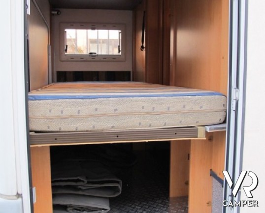 Frankia A 700 BD: camper mansardato con letti a castello posteriori e ampia dinette anteriore, ottimo come coibentazione in inverno e in estate.