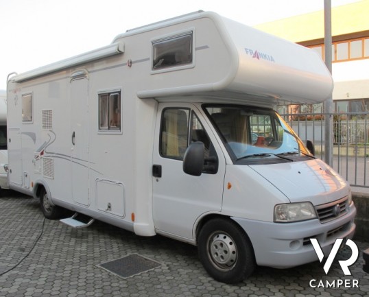 Frankia A 700 BD: camper mansardato con letti a castello posteriori e ampia dinette anteriore, ottimo come coibentazione in inverno e in estate.