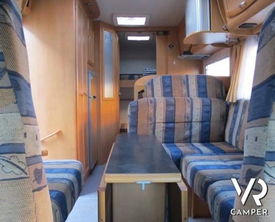 Frankia A 700 BD: camper mansardato con letti a castello posteriori e ampia dinette anteriore, ottimo come coibentazione in inverno e in estate.