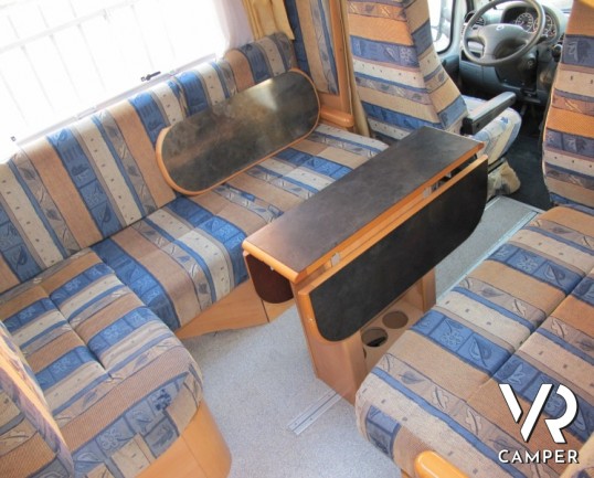 Frankia A 700 BD: camper mansardato con letti a castello posteriori e ampia dinette anteriore, ottimo come coibentazione in inverno e in estate.