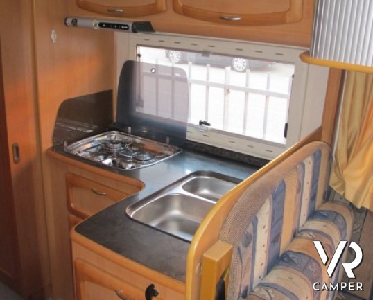 Frankia A 700 BD: camper mansardato con letti a castello posteriori e ampia dinette anteriore, ottimo come coibentazione in inverno e in estate.