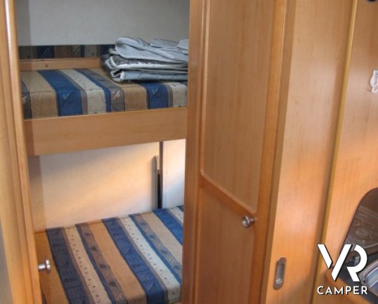 Frankia A 700 BD: camper mansardato con letti a castello posteriori e ampia dinette anteriore, ottimo come coibentazione in inverno e in estate.