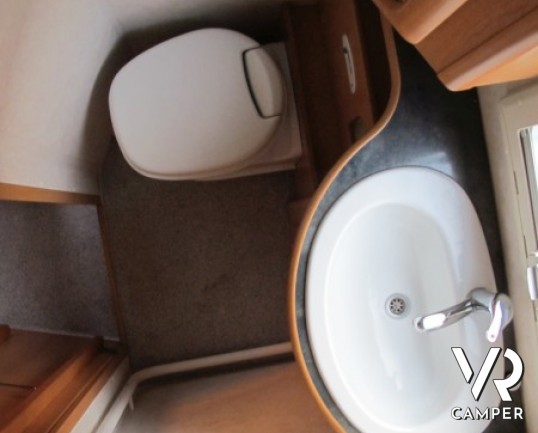 Frankia A 700 BD: camper mansardato con letti a castello posteriori e ampia dinette anteriore, ottimo come coibentazione in inverno e in estate.