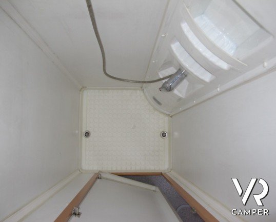 Frankia A 700 BD: camper mansardato con letti a castello posteriori e ampia dinette anteriore, ottimo come coibentazione in inverno e in estate.