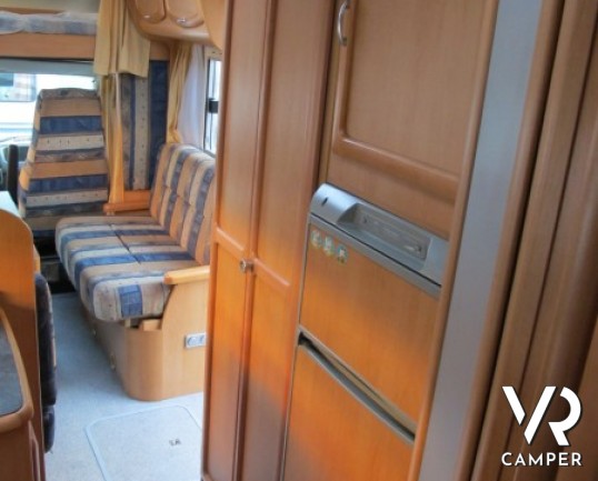 Frankia A 700 BD: camper mansardato con letti a castello posteriori e ampia dinette anteriore, ottimo come coibentazione in inverno e in estate.