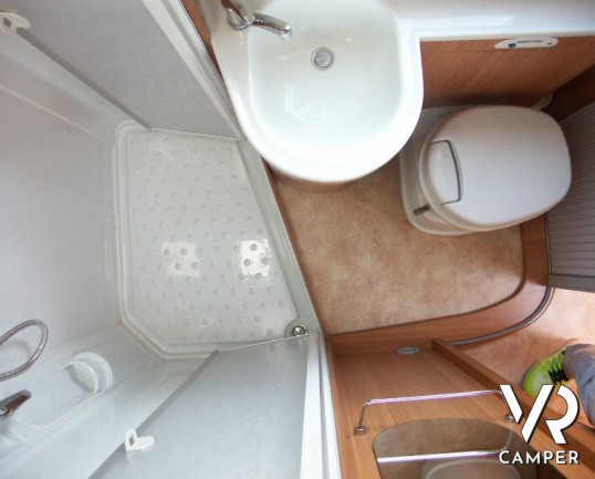 Giottiline Graal Y400 Classic: camper usato semintegrale su meccanica iveco 177cv e portamoto