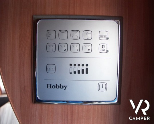 Hobby De Luxe 380 TB: caravan usata di piccole dimensioni e leggera, con veranda, frigo grande e movimentatore