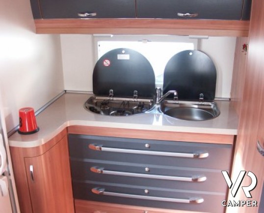 Hobby De Luxe 380 TB: caravan usata di piccole dimensioni e leggera, con veranda, frigo grande e movimentatore