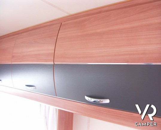 Hobby De Luxe 380 TB: caravan usata di piccole dimensioni e leggera, con veranda, frigo grande e movimentatore