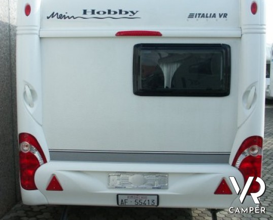 Hobby De Luxe 380 TB: caravan usata di piccole dimensioni e leggera, con veranda, frigo grande e movimentatore