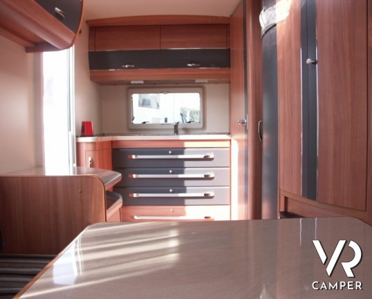 Hobby De Luxe 380 TB: caravan usata di piccole dimensioni e leggera, con veranda, frigo grande e movimentatore