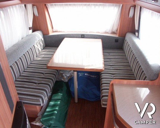 Hobby De Luxe 380 TB: caravan usata di piccole dimensioni e leggera, con veranda, frigo grande e movimentatore